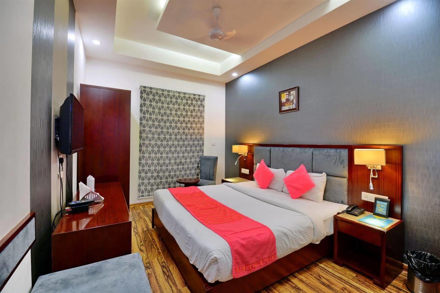Hotel Prem Plaza Karnāl Buitenkant foto
