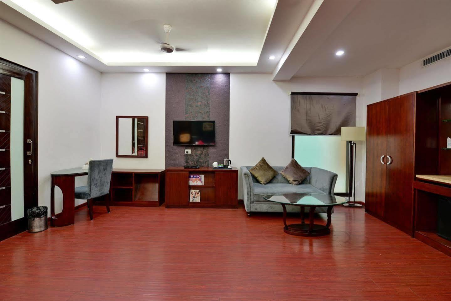 Hotel Prem Plaza Karnāl Buitenkant foto
